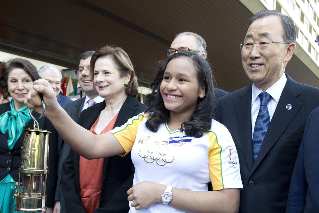 Ban Ki-Moon (dir.), secretário-geral da Organização das Nações Unidas, mostra preocupação com a crise no Brasil. | Jean-Marc Ferre/AFP
