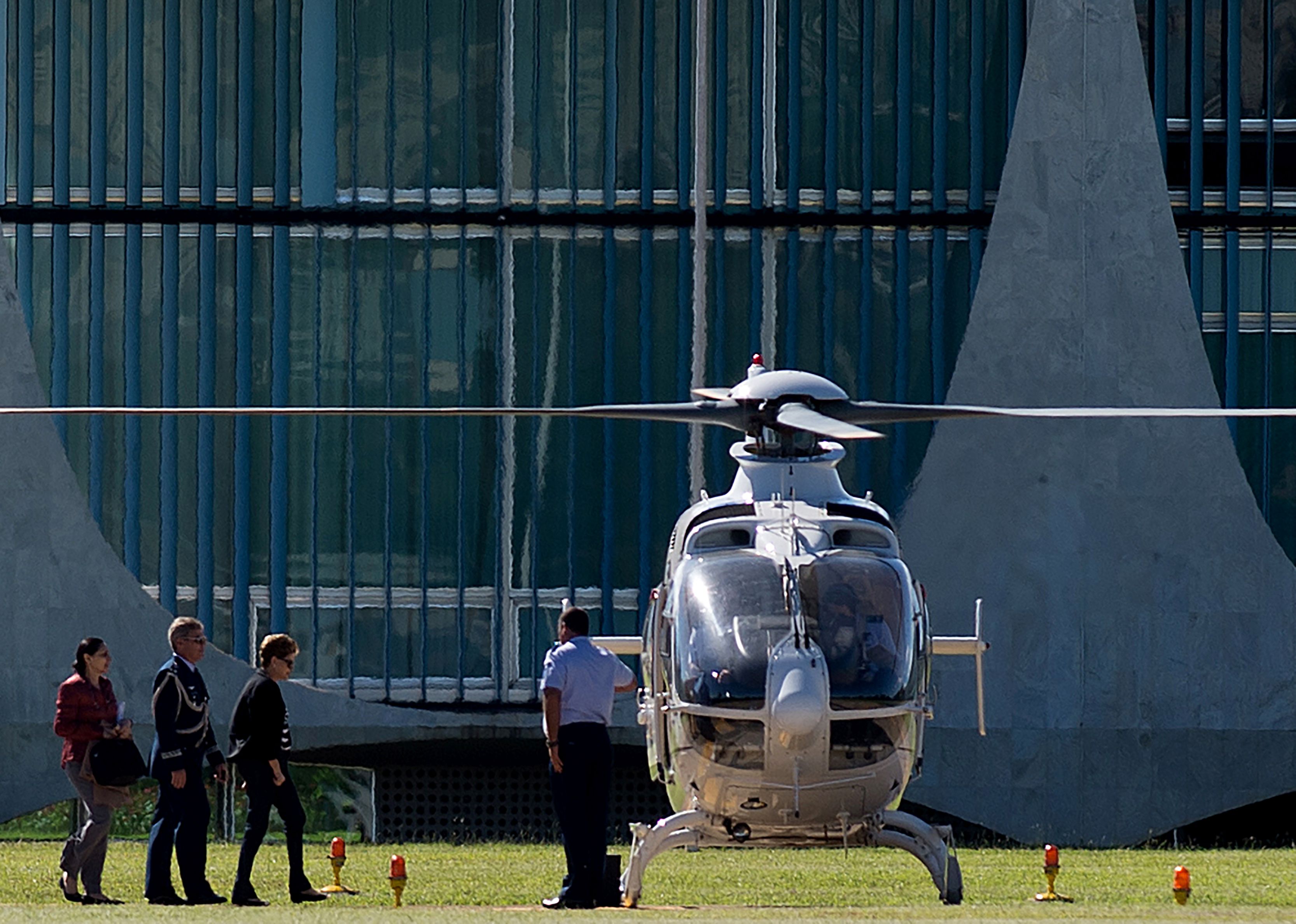 Presidente Dilma Rousseff embarca em helicóptero no jardim do Palácio do Alvorada: viagem aos Estados Unidos. | Andressa Anholete/AFP