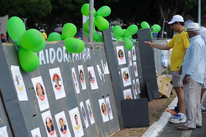 Mural exibe fotos de deputados que votarão contra o impeachment na sessão da Câmara deste domingo (17) . | ANDRESSA ANHOLETE/AFP