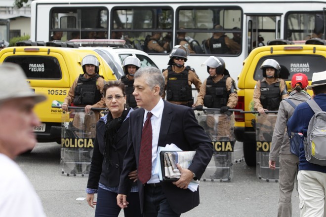 Deputado estadual Péricles de Mello (PT) transita entre os manifestantes. | Daniel Castellano/Gazeta do Povo