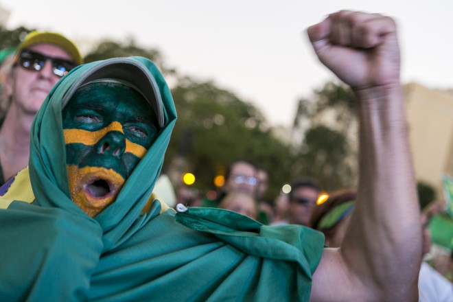Homem celebra voto a favor do impeachment | Marcelo Andrade/Gazeta do Povo