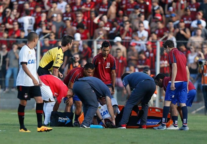 Uma lesão no joelho tirou Vinícius do jogo logo no início. | Henry Milleo/Gazeta do Povo