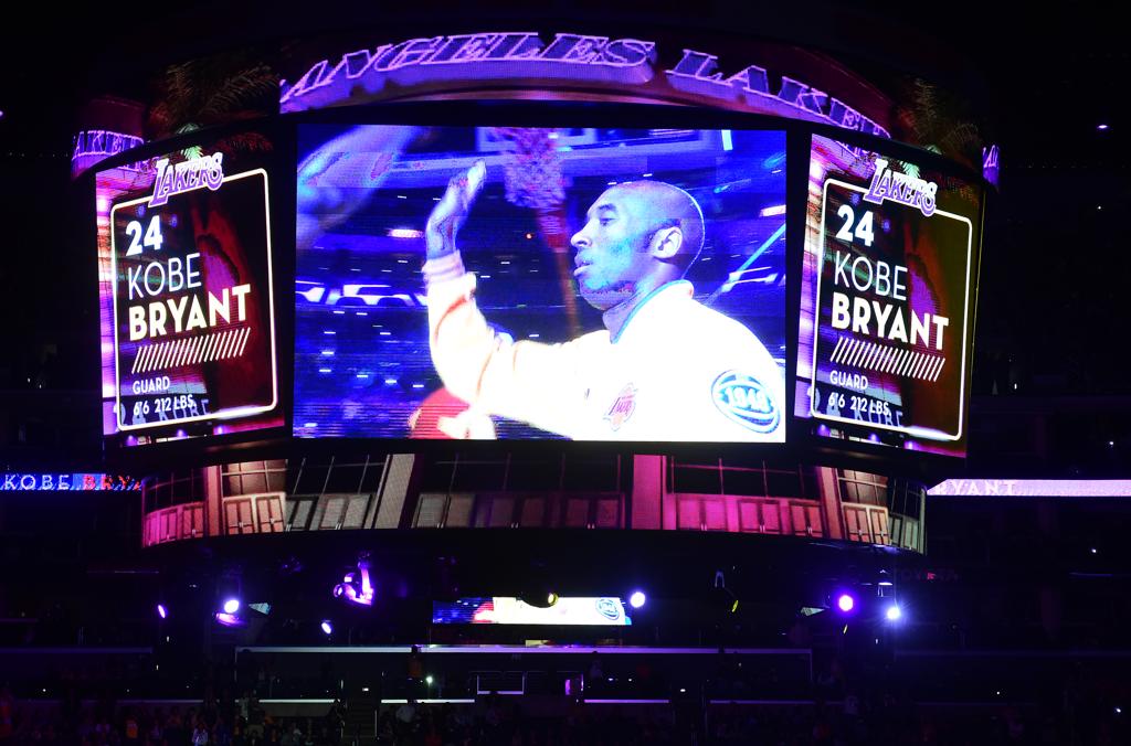 No telão, Kobe Bryant aparece acenando para a torcida do Lakers: astro se aposenta após 20 anos de NBA. | Frederic J. Brown/AFP
