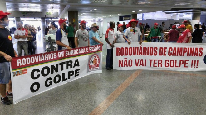 Manifestantes da CUT, MST, Sindicato dos Rodoviários de Sorocaba e Campinas recepcionam com gritos de guerra os deputados que desembarcam no aeroporto de Brasília. O grupo é contra o impeachment da presidente Dilma Rouseff. | Gazeta do Povo