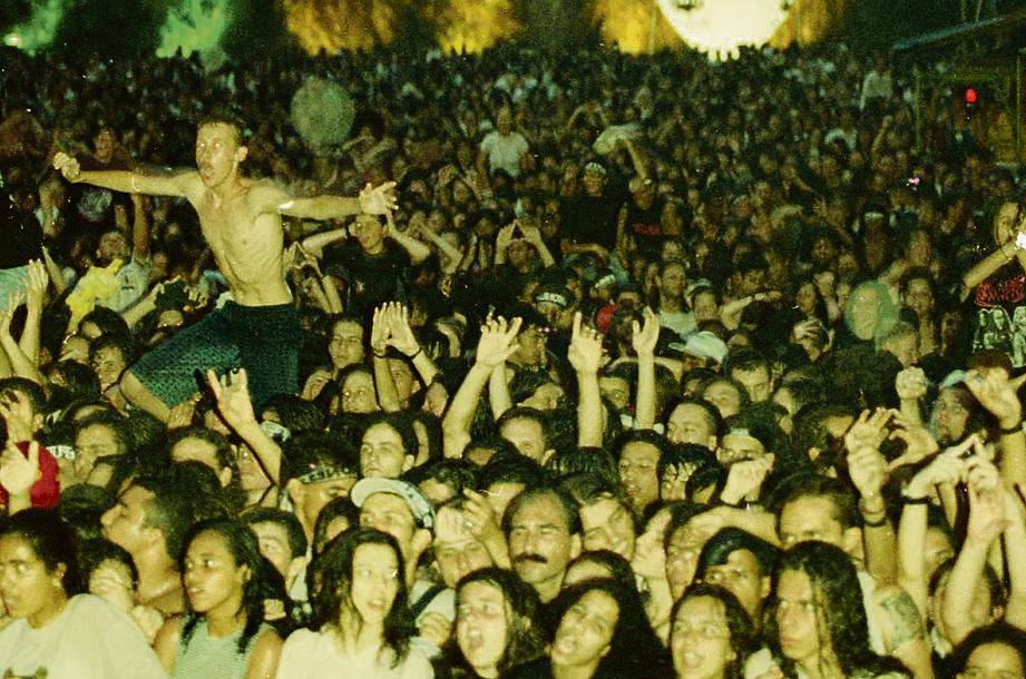 Noite de Ramones na Pedreira: chuva e delírio. | Antonio Costa/Arquivo Gazeta do Povo