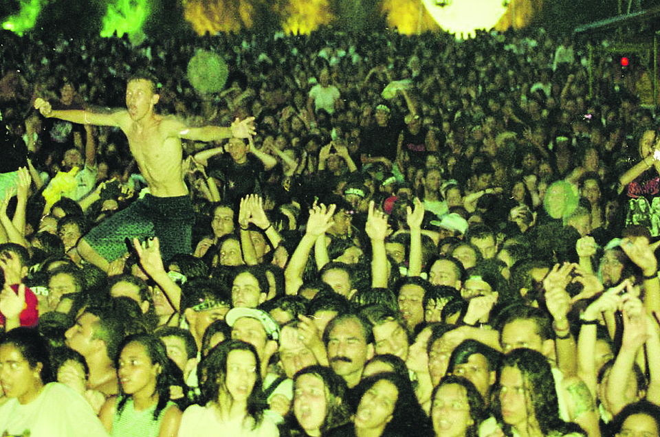 Noite de Ramones na Pedreira: chuva e delírio. | Antonio Costa/Arquivo Gazeta do Povo
