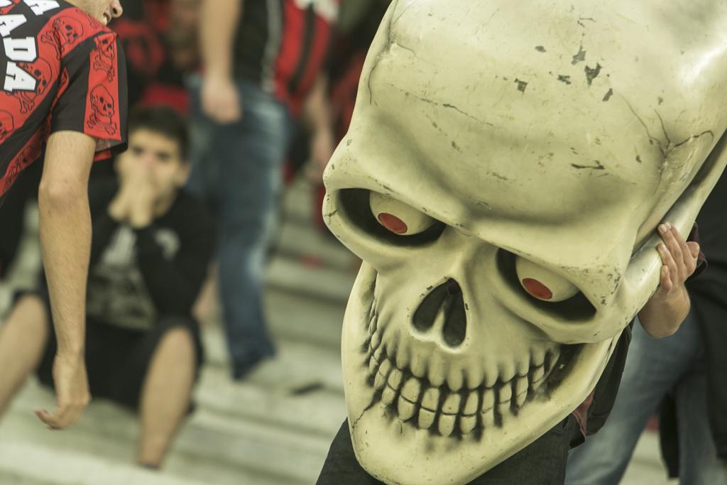 Acessórios da torcida organizada estão proibidos no estádio atleticano. | Marcelo Andrade/Gazeta do Povo