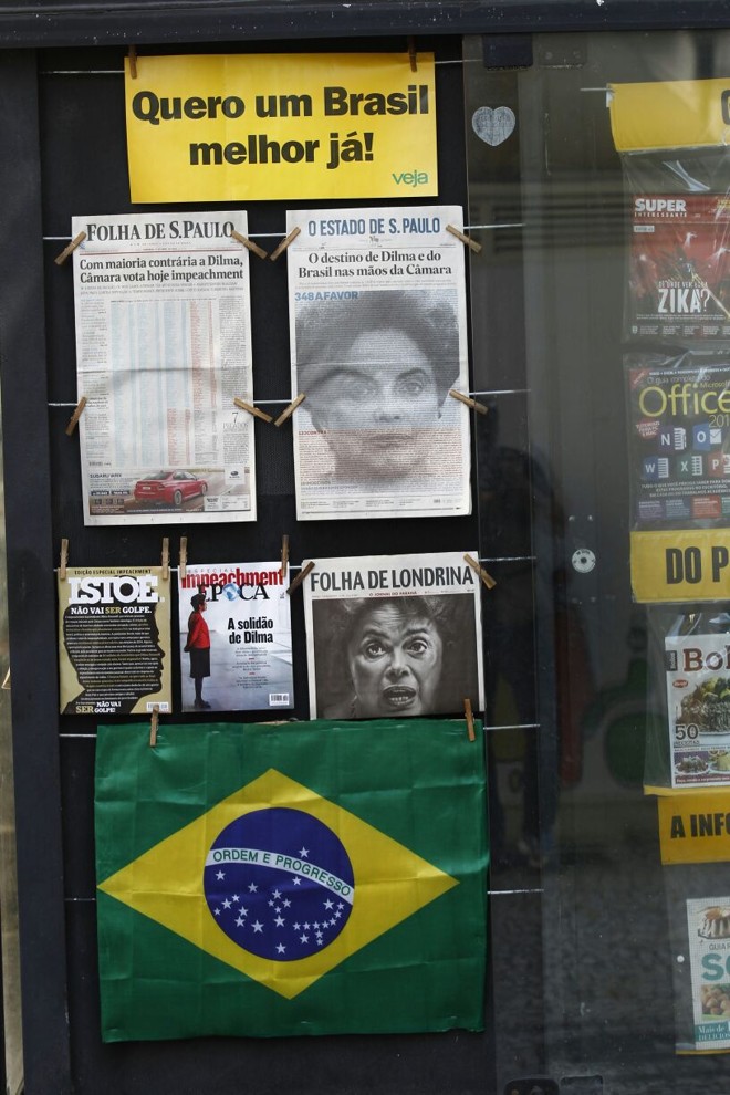 Várias bancas de jornal colocaram em destaque as publicações que tratam do impeachment. | Jonathan Campos