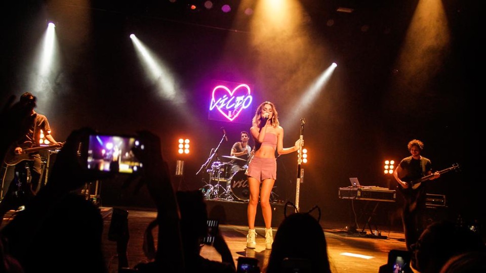 Cantora paulistana se apresentou no Teatro Bom Jesus no último sábado (16). | Vitor Augusto/Divulgação