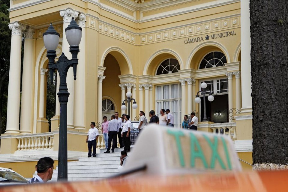 O texto, que ainda precisará ser avaliado e sancionado pelo prefeito Gustavo Fruet (PDT) para entrar em vigor, prevê uma multa de R$ 1,7 mil para quem transportar passageiros sem permissão. | Antônio More/Gazeta do Povo