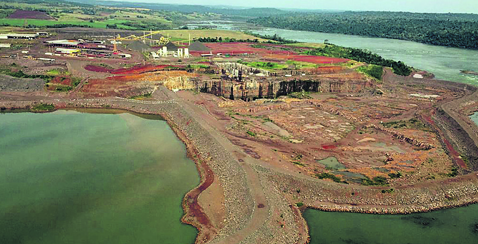 Canteiro de obras da usina de Baixo Iguaçu, em foto de agosto de 2015: ações judiciais e inundação atrasaram projeto. | ANPr