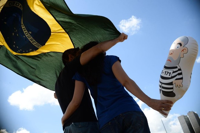 Manifestantes apoiando o impeachment da presidente Dilma Rousseff se reúnem em frente ao Congresso Nacional, em Brasília. | ANDRESSA ANHOLETE/AFP