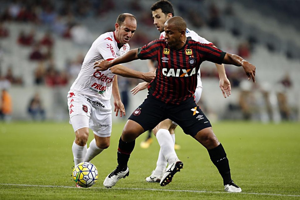 Walter entrou no segundo tempo e atuou mais recuado contra o Brasil-RS. | Albari Rosa/Gazeta do Povo