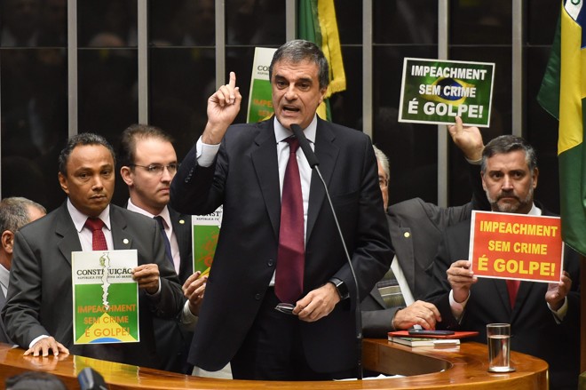 José Eduardo Cardozo, advogado-geral da União, fala a favor do governo durante a sessão da Câmara em Brasília. | EVARISTO SA/AFP