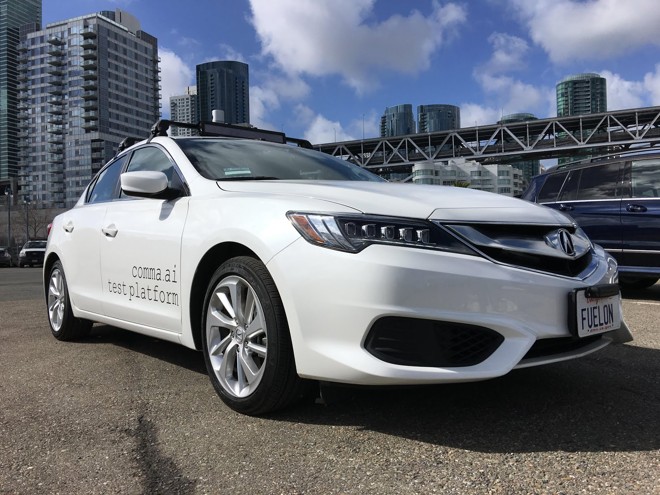 Protótipo do Acura ILX modificado por George Hotz para ter função de pilotagem autônoma | /Comma.ai