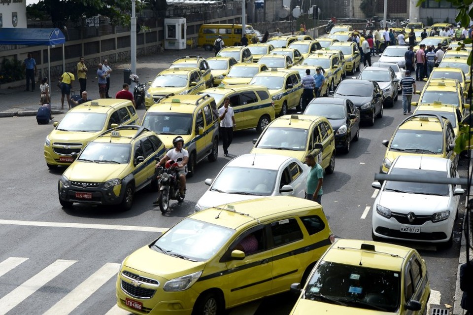 Taxistas fizeram manifestações  na última sexta (1º) contra o aplicativo Uber, próximo ao Aeroporto Santos Dumont, região central da cidade. | Tânia Rego/Agência Brasil