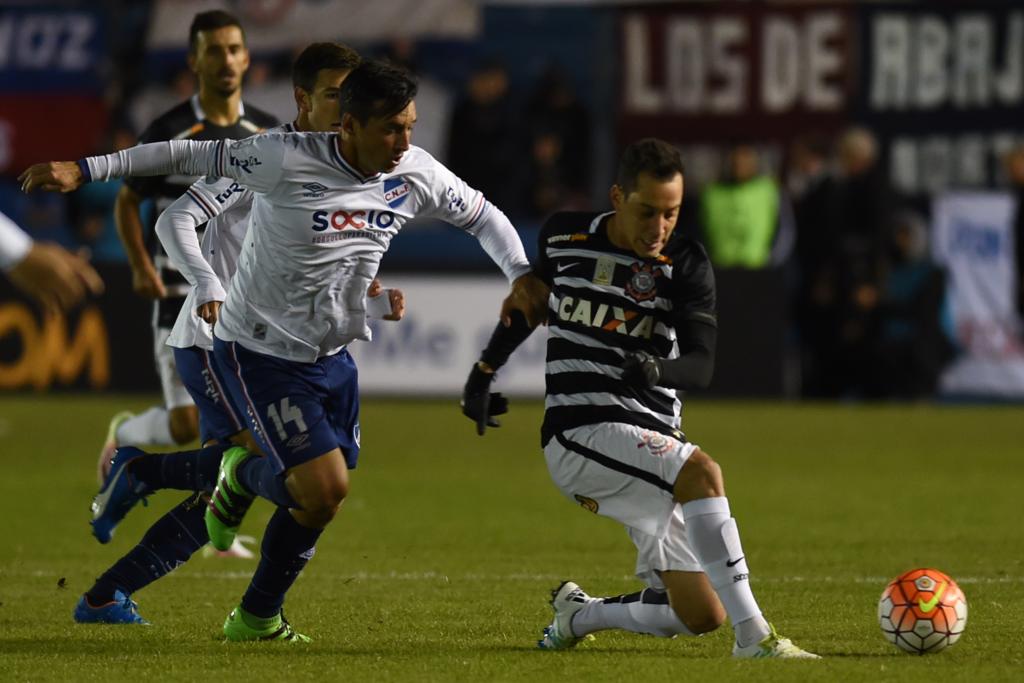 Rodriguinho, do Corinthians, se atrapalha em jogada contra o Nacional, no Uruguai. | Pablo Porciuncula/AFP