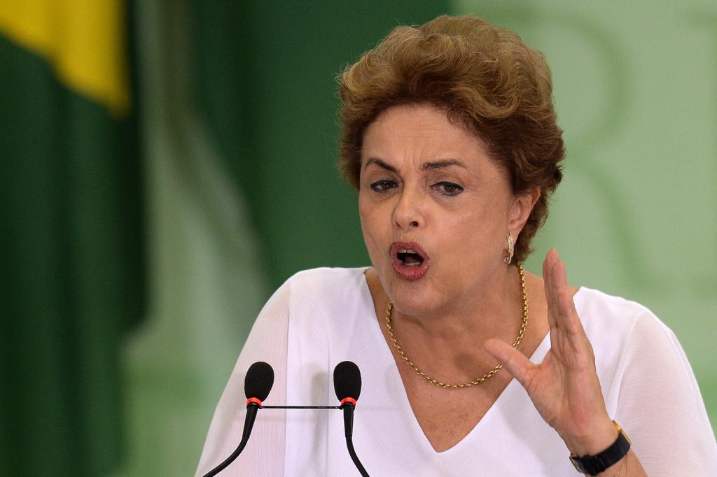 Dilma Rousseff se aproxima de outros partidos para suprir saída do PMDB do governo. | Andressa Anholete/AFP