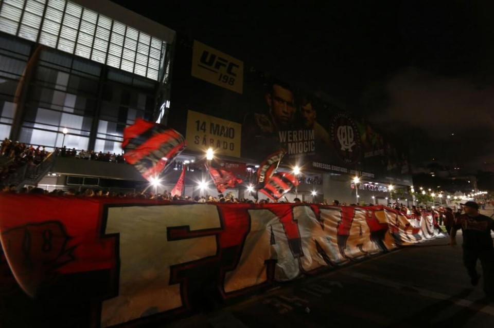 Torcida organizada Os Fanáticos exibe faixas  e bandeiras na frente do estádio. Artefatos estão proibidos dentro da Arena. | Albari Rosa/Gazeta do Povo