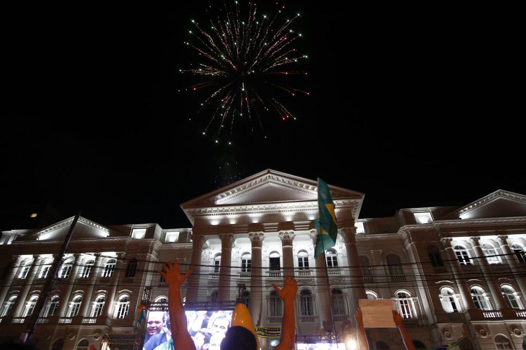 Manifestantes comemoram na Santos Andrade. | Antônio More/Gazeta do Povo