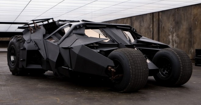Batmóvel muda de visual e de estrutura novamente. Conhecido como Tumbler, o veículo se encaixa perfeitamente no universo mais obscuro da nova trilogia, iniciado em 2005 e protagonizada por Christian Bale. |