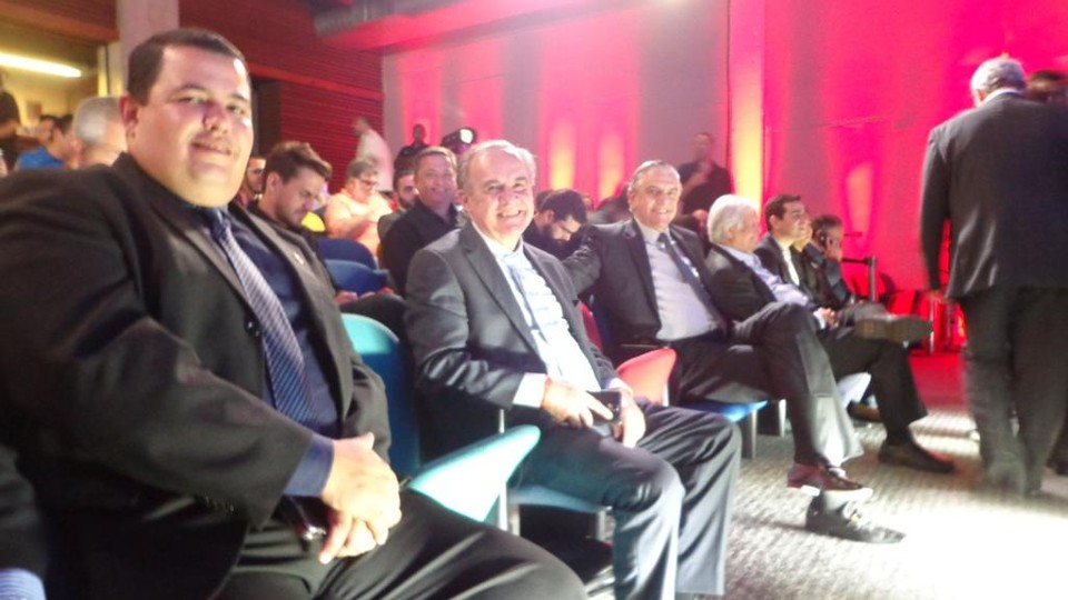 Em evento no Pacaembu, Esporte Interativo oficializa acordo com Atlético, Coritiba e Paraná Leonardo Oliveira, em primeiro plano, ao lado de Alceni Guerra e Mario Celso Petraglia. | Robson Martins/Gazeta do Povo
