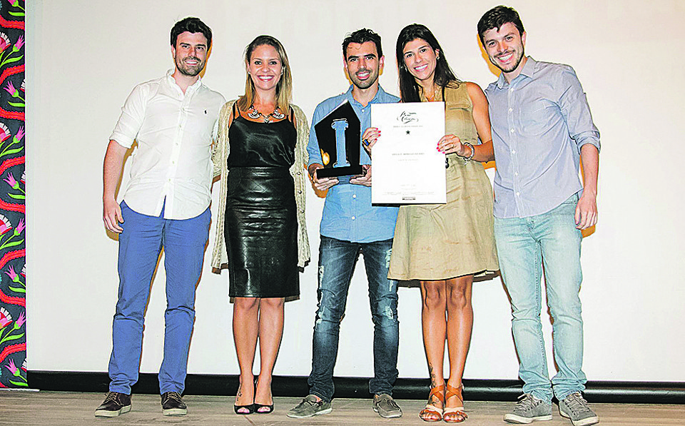 Axeu Beluca (ao centro), gerente de Marketing da Gazeta do Povo, recebeu o troféu de Veículo Impresso do Ano durante a cerimônia de entrega do Prêmio Colunistas Paraná 2015. Com ele na foto, Rocky Santos, Letícia Almeida (ambos à esq.), Camila Fraresso e Felipe Daishscham, que compõem a equipe de marketing do jornal. | Naideron Jr.