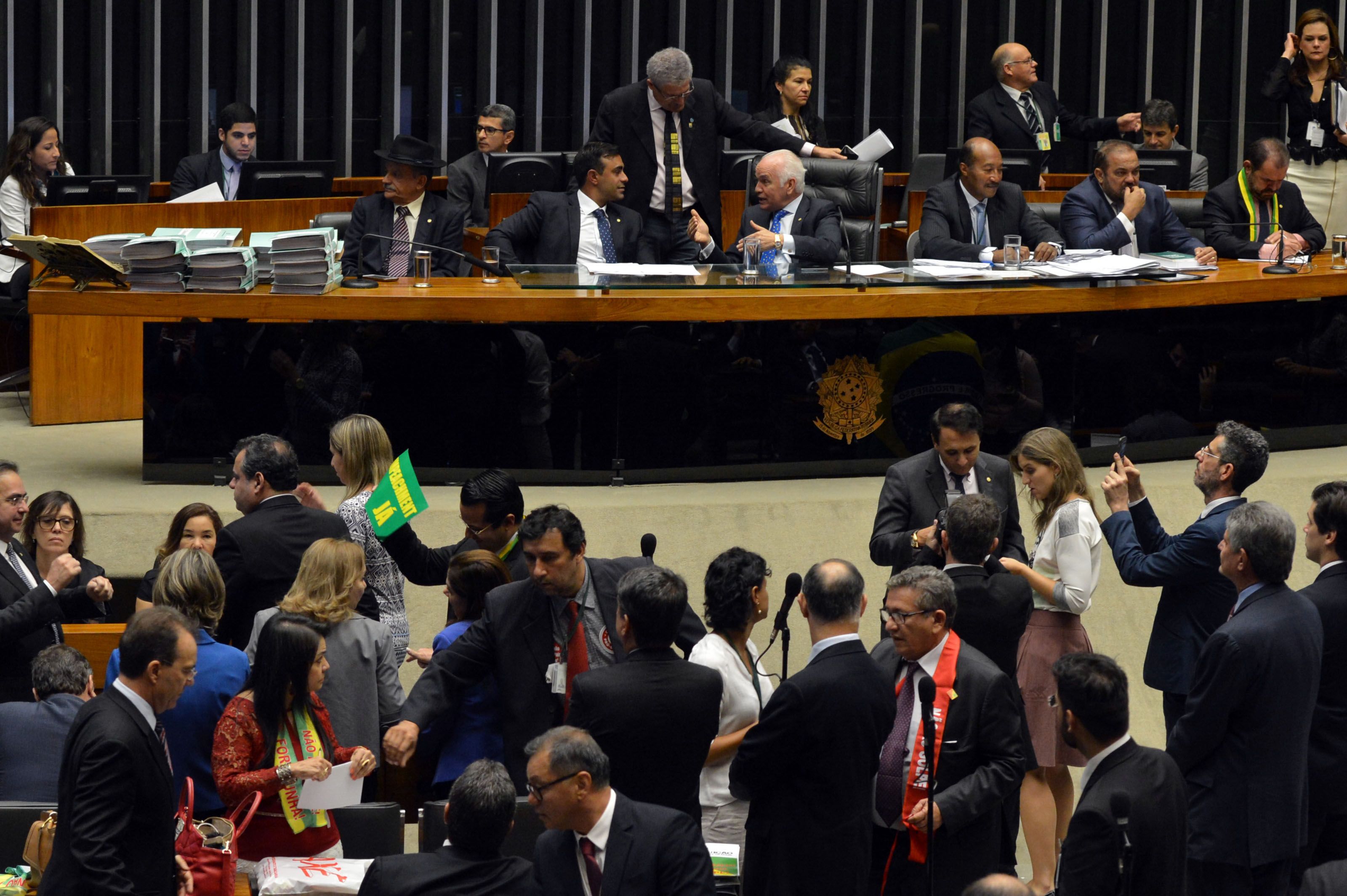 Deputados se revezam para discursar na Câmara. | Antonio Cruz/Agência Brasil