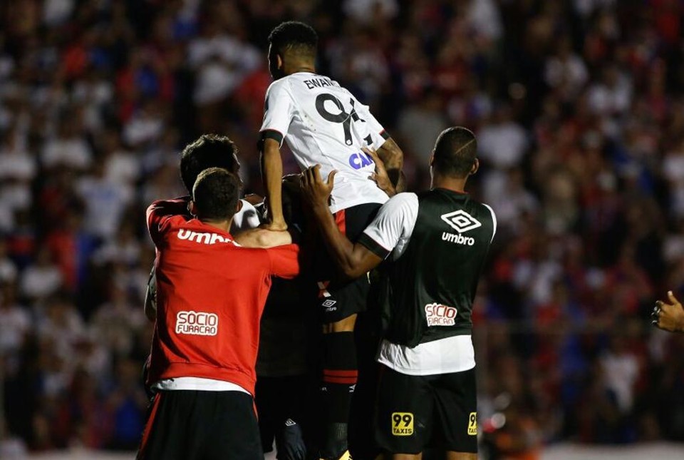 Jogadores do Atlético comemoram vaga na final do Estadual após disputa por pênaltis contra o Paraná. | Henry Milleo/Gazeta do Povo