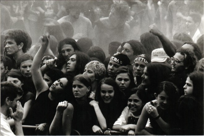 Fãs cabeludos do Sepultura antes da chuva. |