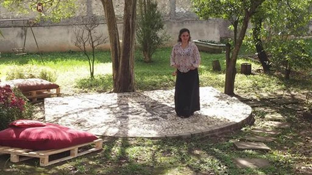 A diretora Ana Rosa Tezza em seu espaço de teatro-quintal. | Divulgação