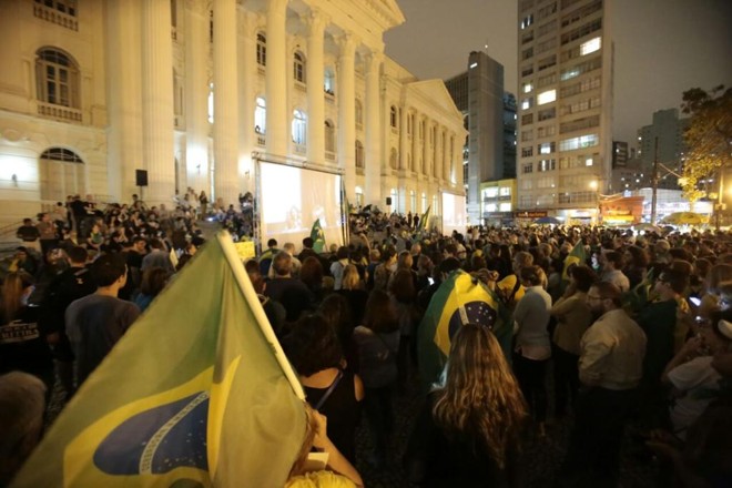 Ato em apoio ao juiz Sergio Moro na Praça Santos Andrade. | Pedro Serapio Gazeta do Povo