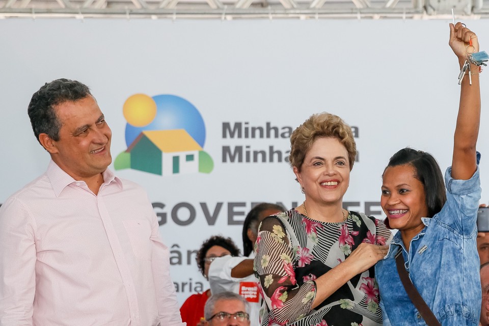 Ao lado de Rui Costa, Dilma discursa contra o impeachment durante entrega do Minha Casa, Minha Vida | /Agência Brasil