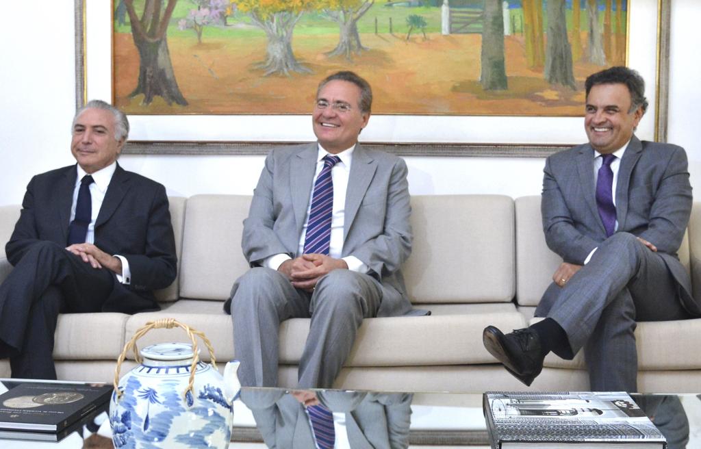 O vice-presidente Michel Temer (à esquerda) passou a defender o fim da reeleição para atrair o PSDB de Aécio Neves (à direita). | Antonio Cruz/Agência Brasil