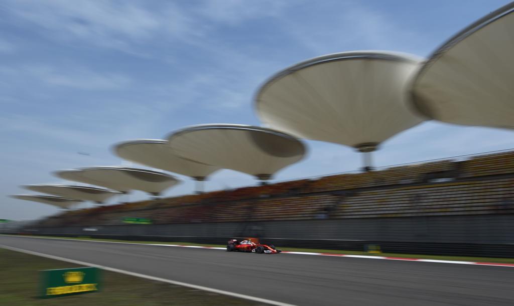 O finlandês Kimi Raikkonen foi o mais veloz no treino para o GP da China, deixando seu companheiro Sebastian Vettel em 2º. | Greg Baker/AFP