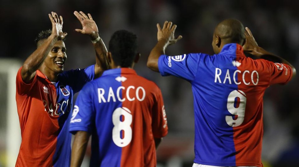 Válber fez o primeiro gol do Paraná diante do Estaciano na Vila Capanema. | Albari Rosa/Gazeta do Povo