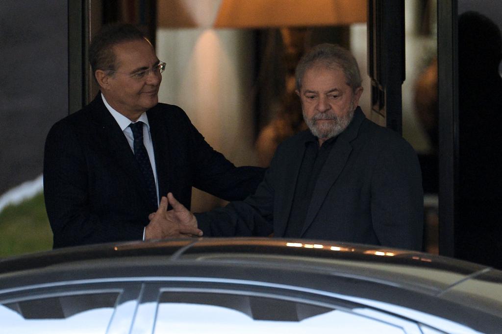 Renan Calheiros e Lula apostam em plebiscito como alternativa. | Andressa Anholete/AFP