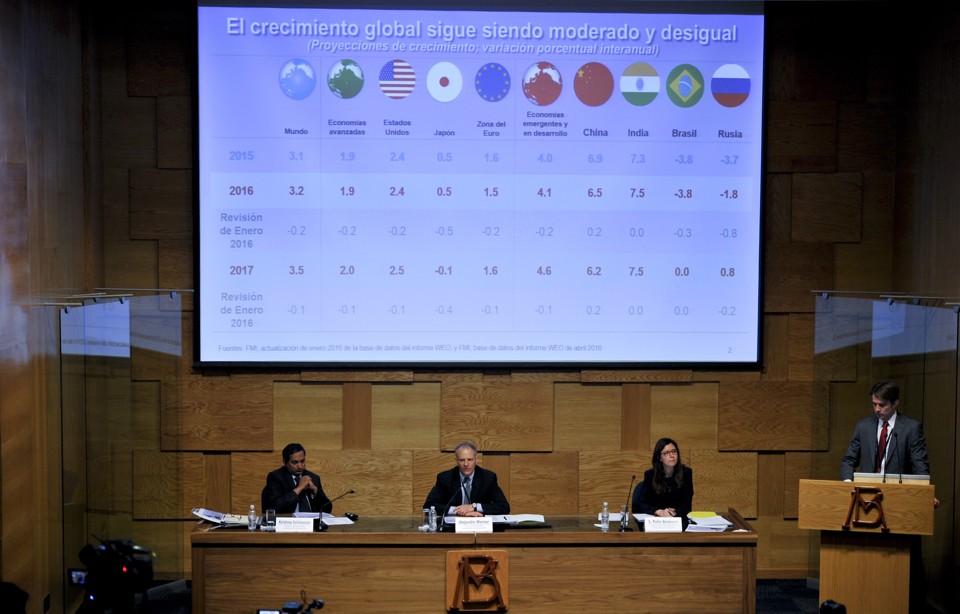 Diretor do Fundo Monetário Internacional para o Hemisfério Ocidental , Alejandro Werner (centro), em coletiva de imprensa na Cidade do México | YURI CORTEZ/AFP