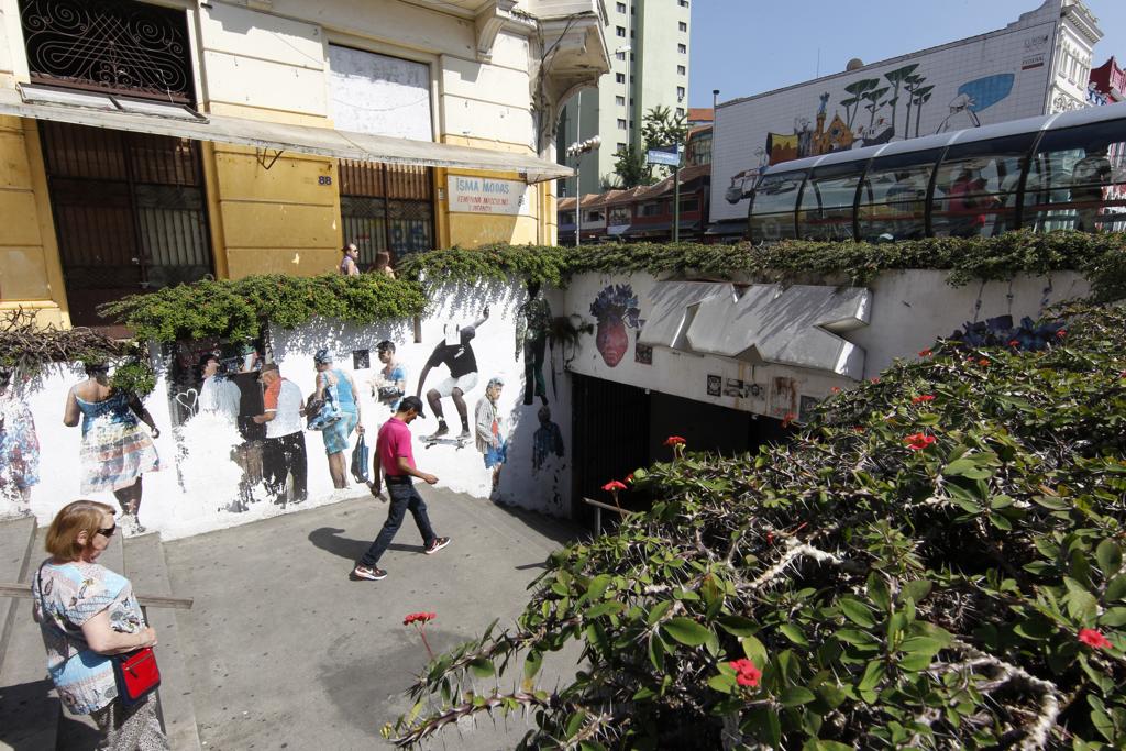 Construída no fim dos anos 1970, a Galeria Júlio Moreira, em Curitiba, foi pensada principalmente para o fluxo de pedestres, em razão do alargamento da Nestor de Castro. | Aniele Nascimento/Gazeta do Povo