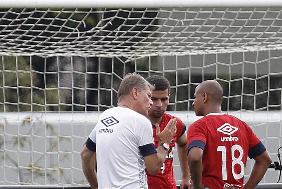 Walter conversa com o técnico Paulo Autuori e com o atacante André Lima no treino dessa terça-feira( 12). Banco confirmado na quarta. | Aniele Nascimento/Gazeta do Povo