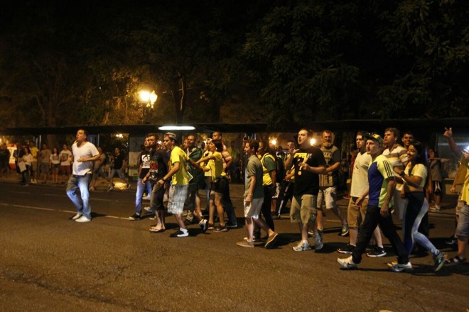Manifestantes ao lado da Praça Santos Andrade | Antonio More