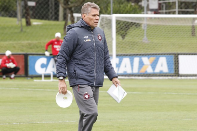 Técnico Paulo Autuori também se agasalhou bem para se proteger do frio. | Aniele Nascimento/Gazeta do Povo