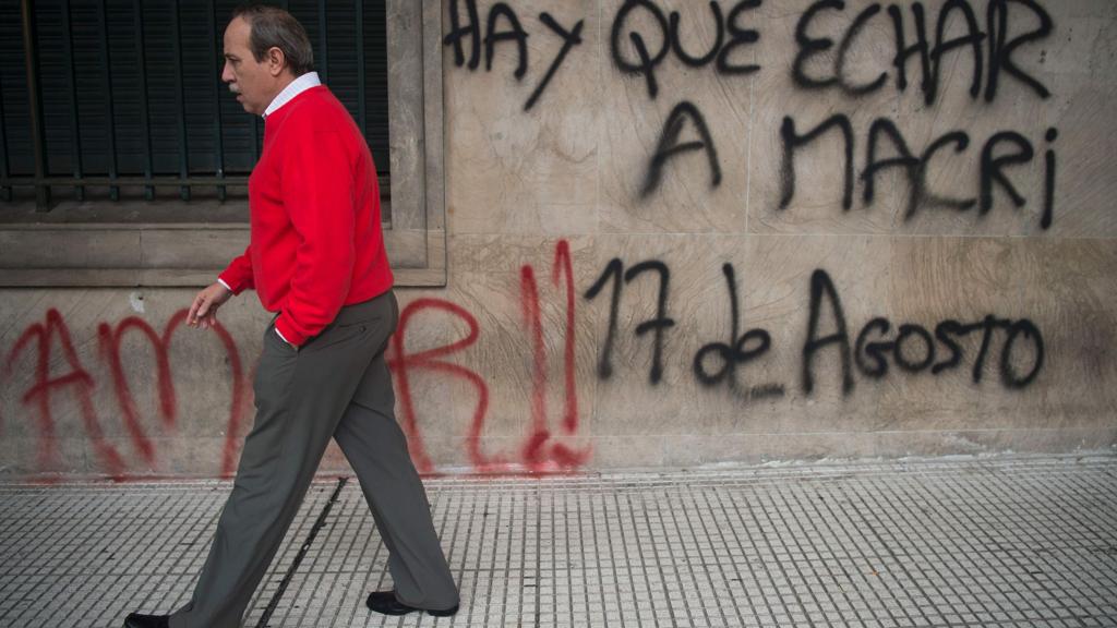Pichação contra Macri, em Buenos Aires: novo governo recolocou a Argentina no mercado internacional de títulos. | EITAN ABRAMOVICH/AFP