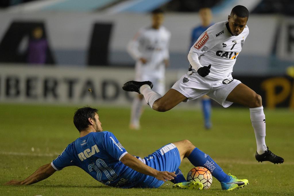 O atacante Robinho tenta escapar da marcação de Sergio Vittor, do Racing, no El Cilindro. | Eitan Abramovich/AFP