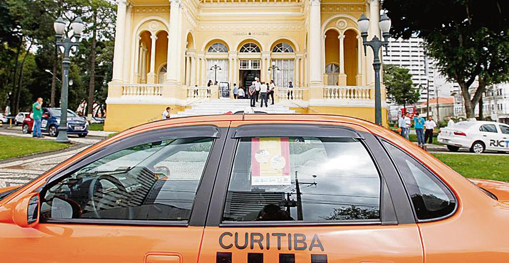 São três projetos distintos com a intenção de regulamentar serviços como o do aplicativo Uber. Um deles, do vereador Tico Kuzma (Pros), segue projeto de lei em tramitação no senado. | Antônio More/Gazeta do Povo