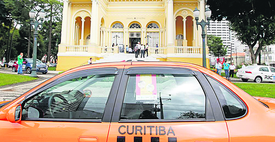 São três projetos distintos com a intenção de regulamentar serviços como o do aplicativo Uber. Um deles, do vereador Tico Kuzma (Pros), segue projeto de lei em tramitação no senado. | Antônio More/Gazeta do Povo