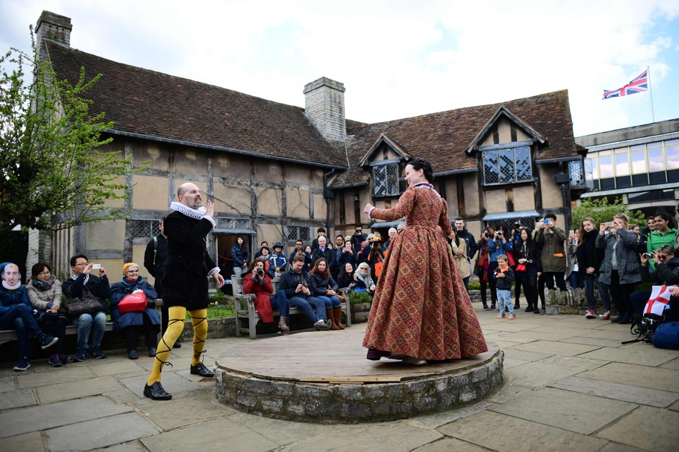 Apresentações ao ar livre de peças de Shakespeare são parte das celebrações em Startford-upon-Avon, cidade natal do dramaturgo. | Leon Neal/AFP