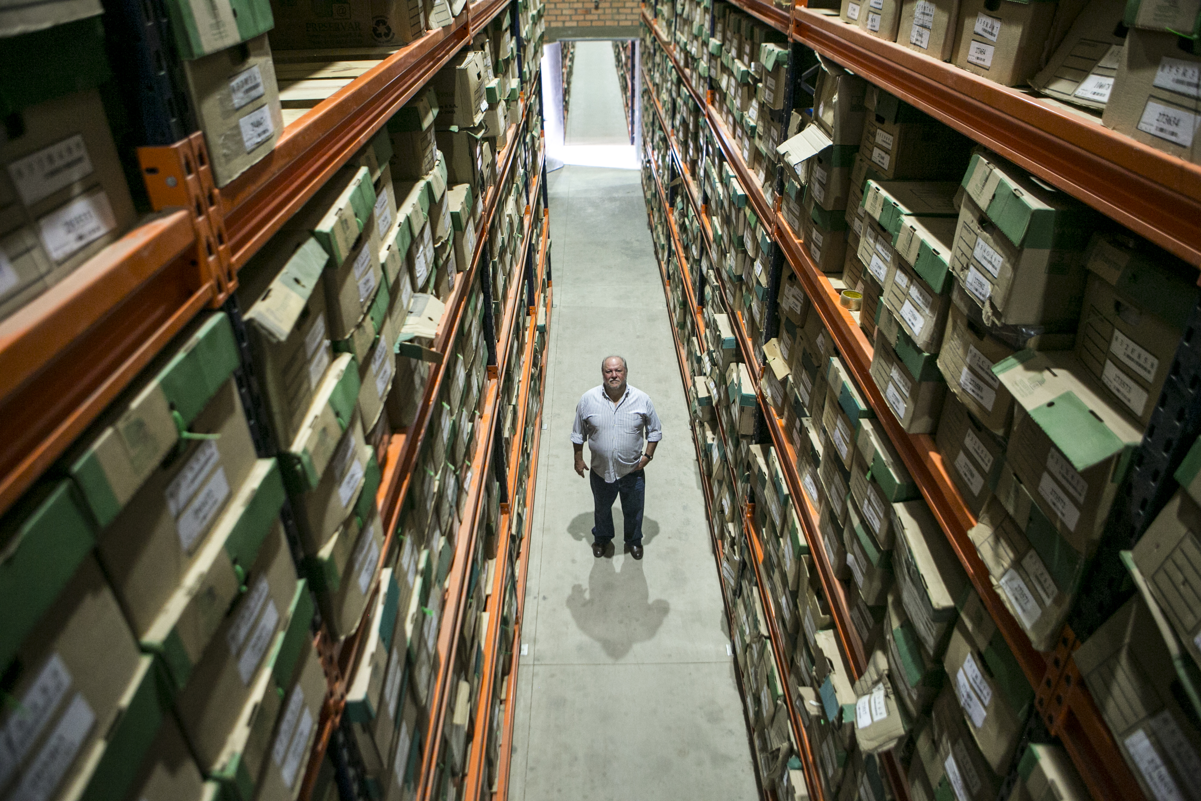 José Antônio no depósito em que está guardado o acervo no qual trabalhou por quase quatro décadas: noites sem dormir. | Marcelo Andrade/Gazeta do Povo