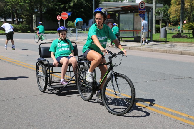Doze pessoas com deficiência visual participaram do trajeto guiados por voluntários. | Ivonaldo Alexandre/Gazeta do Povo
