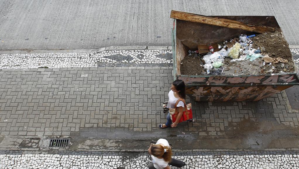 Caçambas colocadas sobre calçadas devem deixar uma área livre de pelo menos 0,7 m de largura, sendo 1,5 m o melhor espaço para a passagem de pedestres. | Jonathan Campos/Gazeta do Povo
